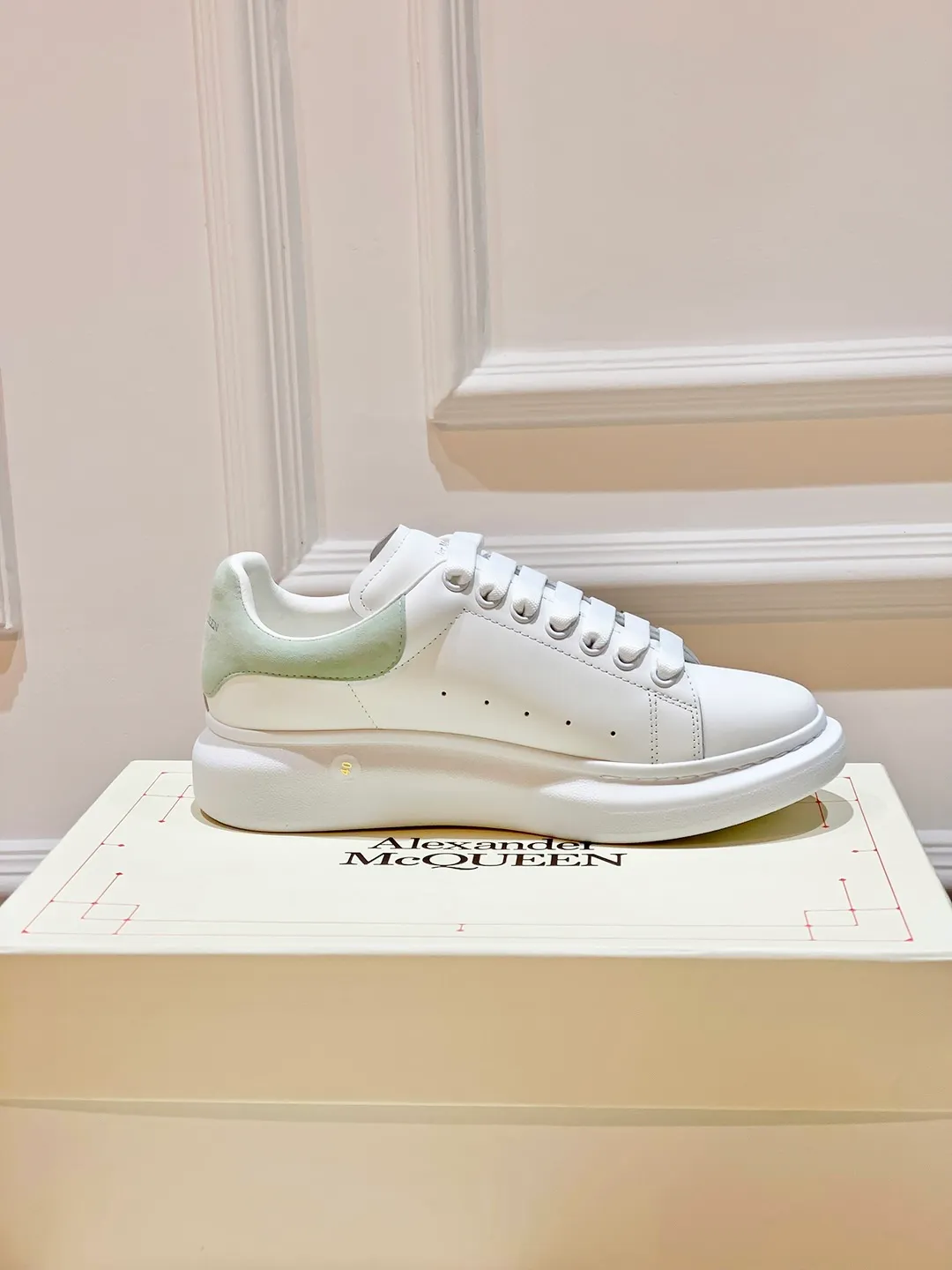 👟👟Ex-factory price 560👟👟 𝐀𝐥𝐞𝐱𝐚𝐧𝐝𝐞𝐫 𝐌𝐜𝐐𝐮𝐞𝐞𝐧A must-have for going out ~ full of confidence. McQueen white shoes are versatile and can instantly elongate your proportions. The long legs that fill the screen make you confident, sweet and cool, and can be controlled by both male and female gods, making you look better as you wear them. ⭐Shoe upper material: first-layer cowhide ⭐Shoe lining material: sheepskin ⭐Available sizes: 35-40, male 39-45 (female 40, male 45 customized)